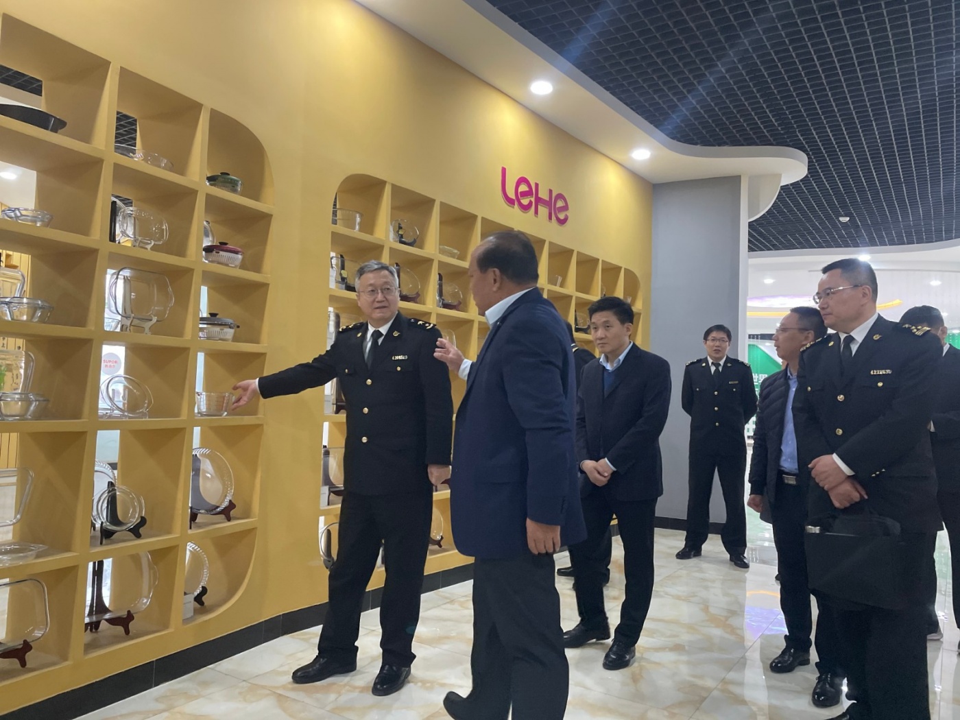 濟(jì)寧海關(guān)黨委書記、關(guān)長嚴(yán)學(xué)泉一行蒞臨曜暉集團(tuán)調(diào)研指導(dǎo)工作